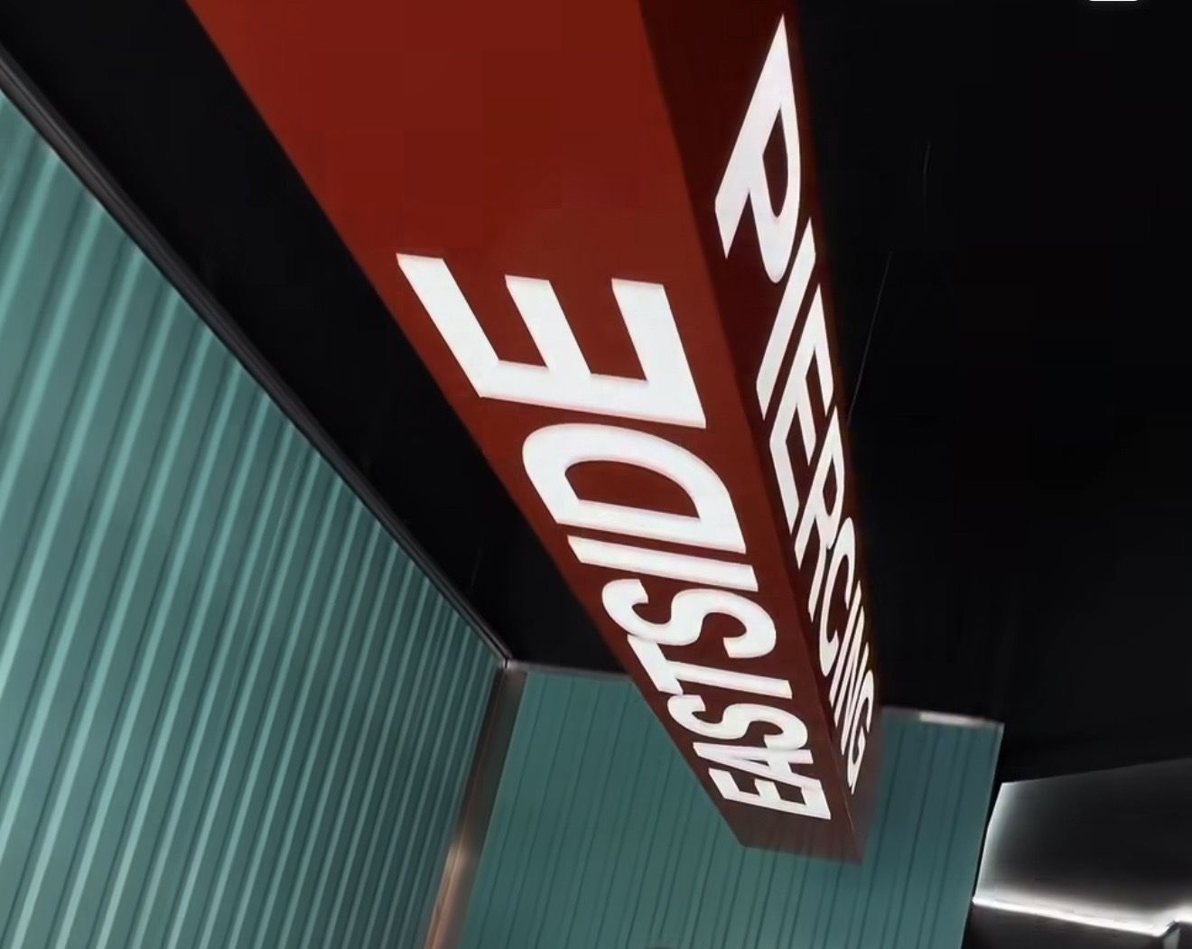Eastside-Piercing-Leuchtschild